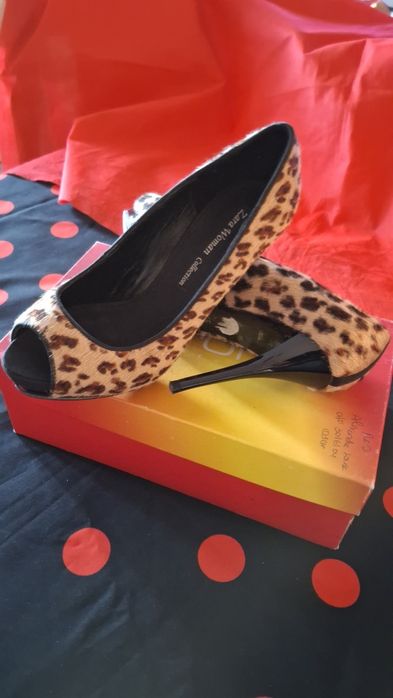 Sapatos de tacão alto