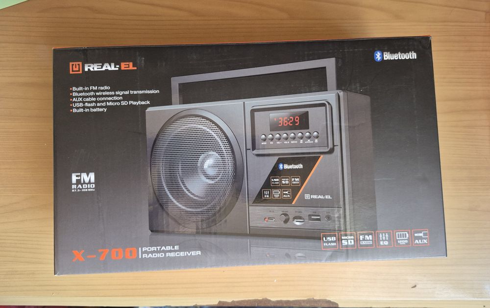 REAL-EL X-700 новий портативний радіоприймач.