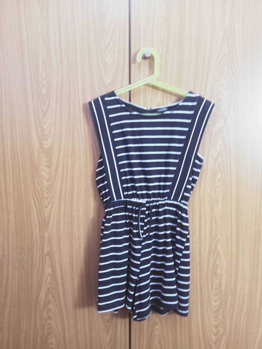 Macacão às riscas azul escuro e branco