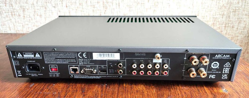 Arcam SA10 усилитель со встроенным ЦАП и фонокорректором производства Англии.