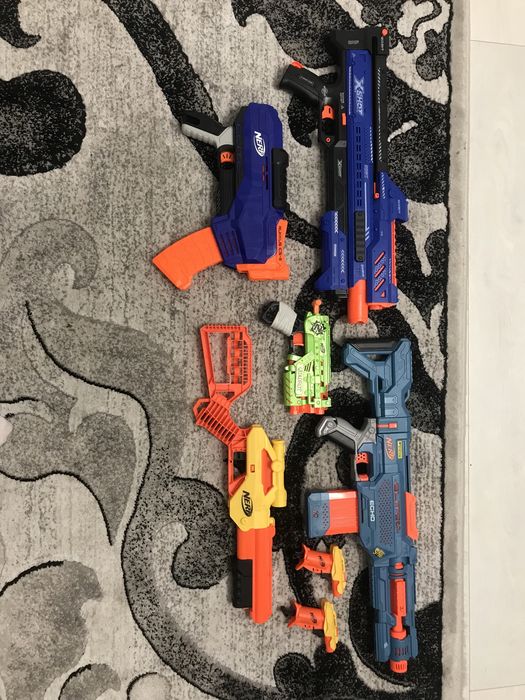 Бластери Nerf нові.