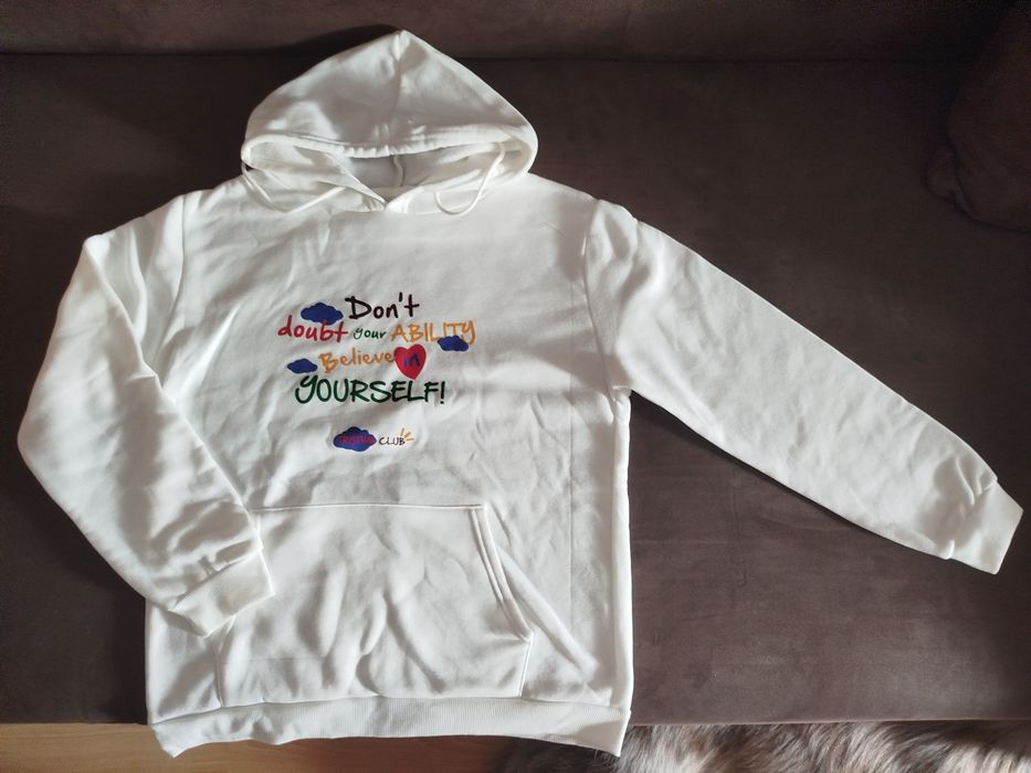 Biała bluza z nadrukiem