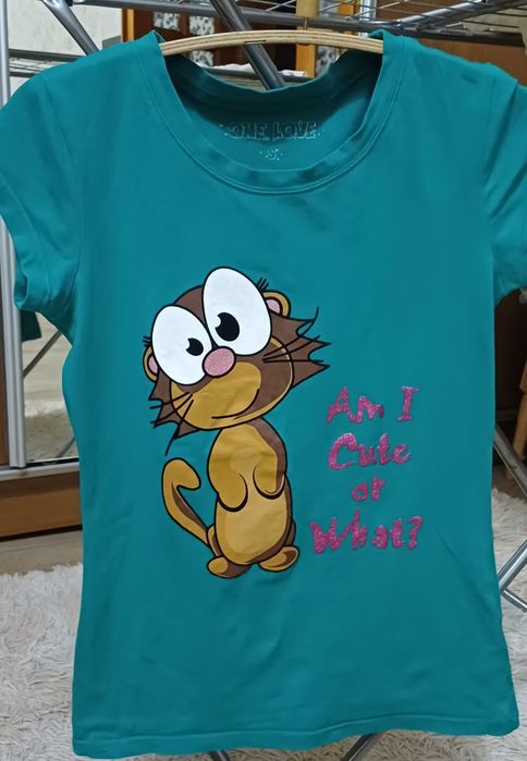Футболка бирюзового цвета с рисунком котенка и надписью