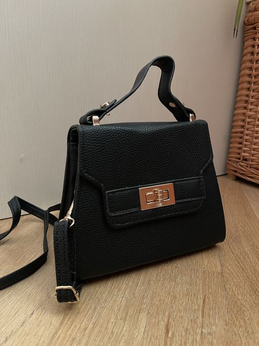 Шкіряна чорна сумка на ремінці