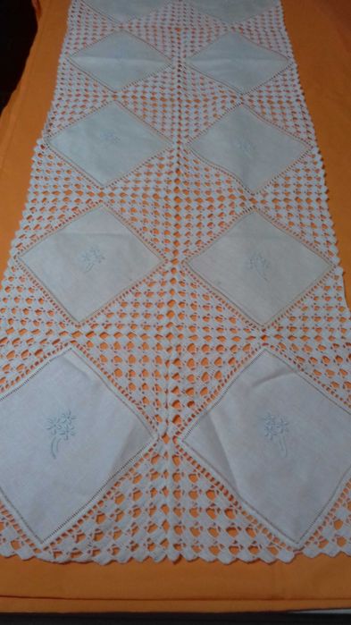 Naperõn em linho bordado e croché