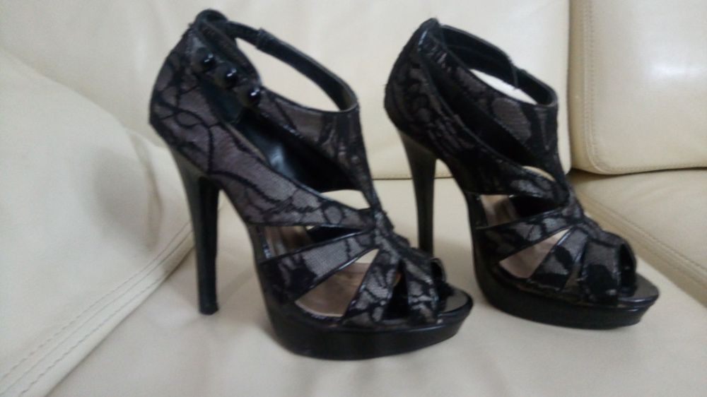 Sapatos de verniz e renda 35