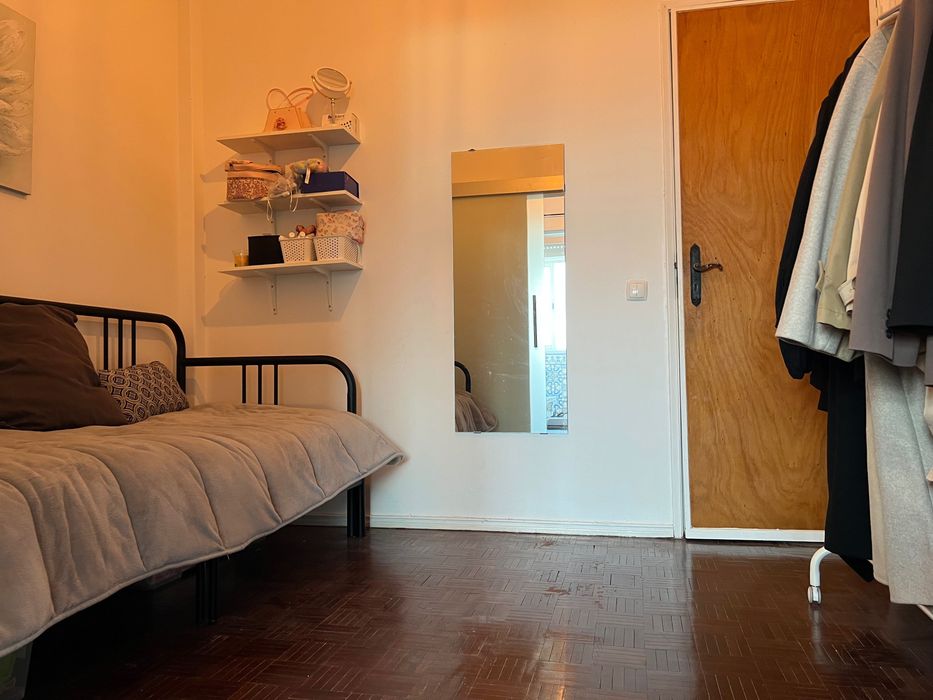 Quarto com duas divisões e varanda