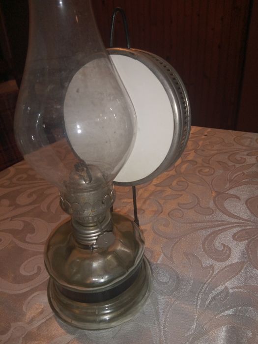 Lampa naftowa z epoki PRL-u