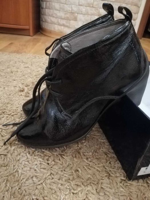 Жіночі ботинки Ecco, лакова шкіра