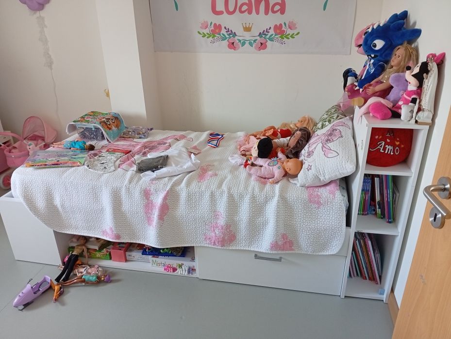 Cama de criança com arrumação