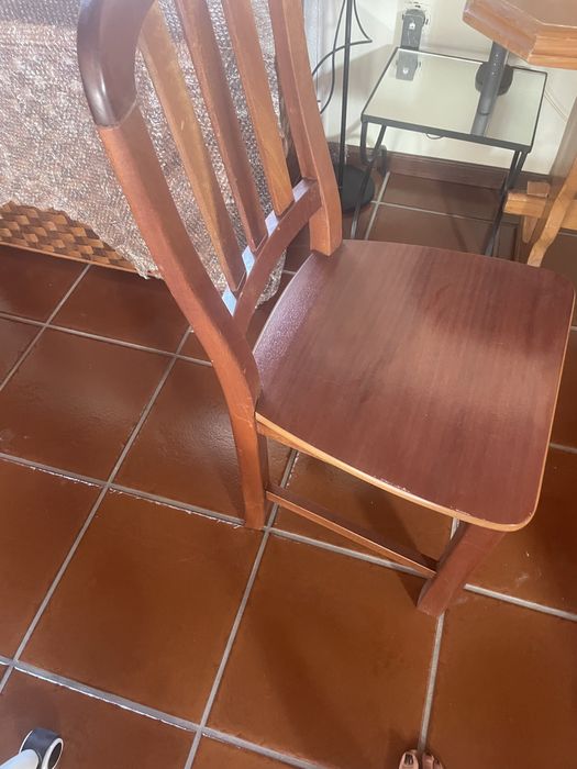 Mesa de madeira maciça e cadeiras