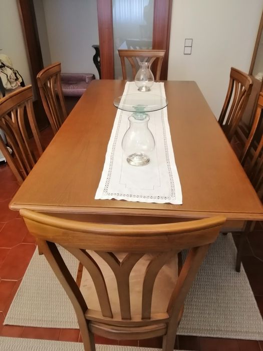 mobília de sala( móvel, mesa e cadeiras)