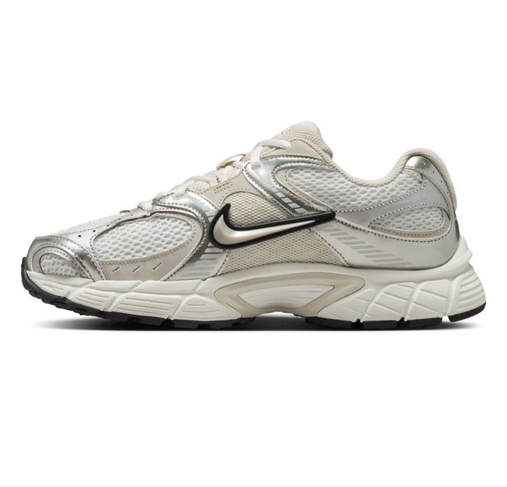 Кросівки жіночі Nike W V5 RNR HQ7901-104 38 (7 US) бежеві