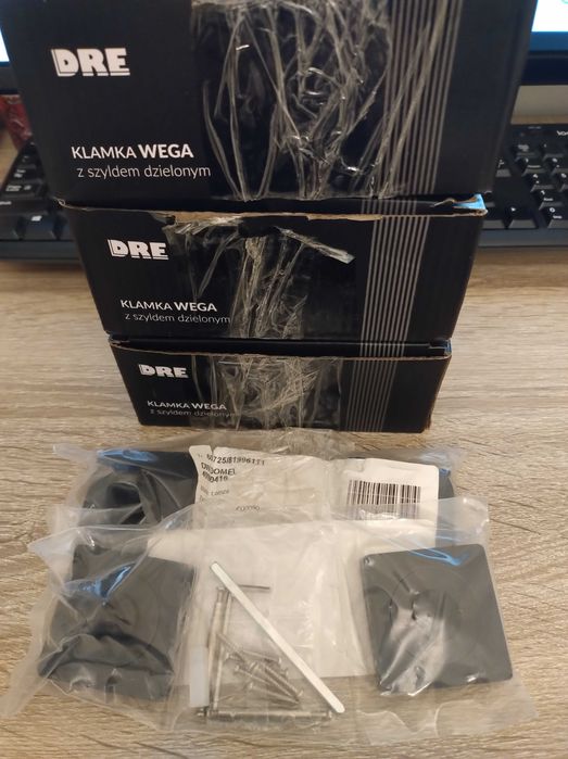 Klamki drzwiowe DRE WEGA czarne + szyldy łazienkowe