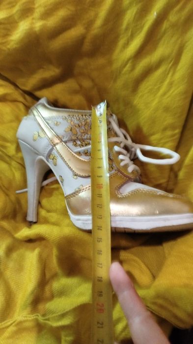 Взуття бу 35 розмір, маю дуже багато на підборах  і не тільки