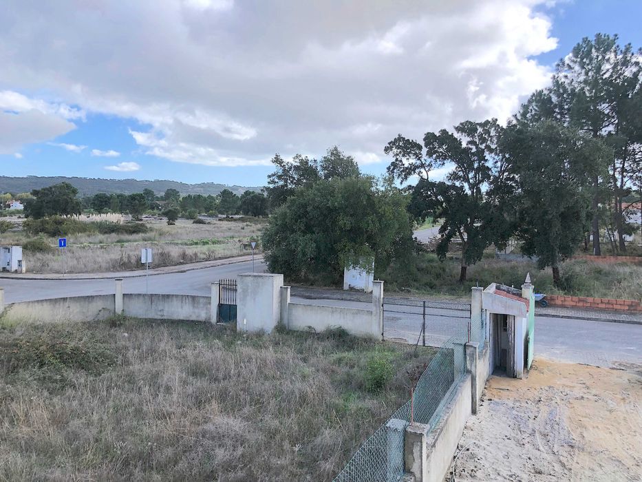 Terreno com 650m² e casa de 160m² para renovar em Azeitao