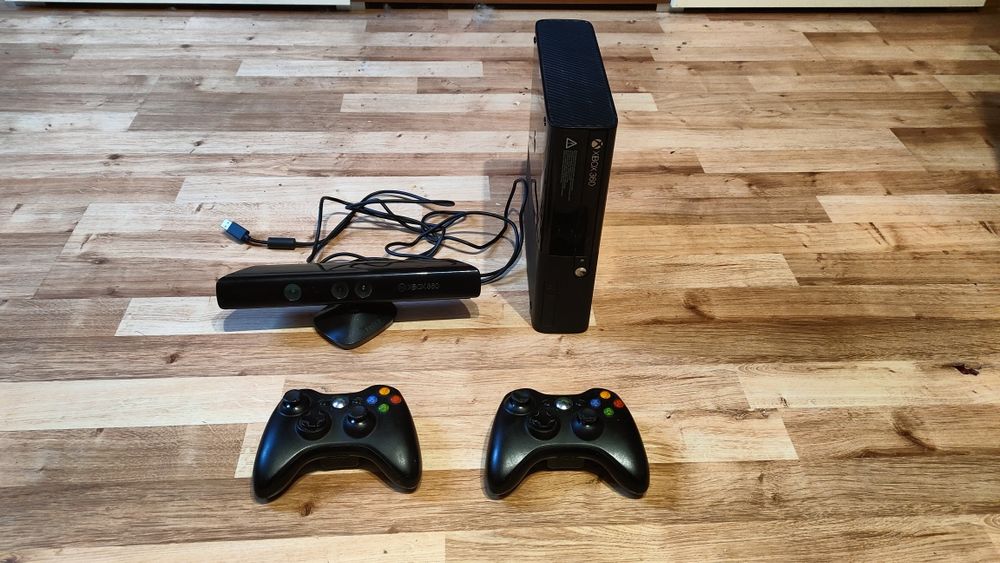 Xbox 360 + Kinect + 2 pady