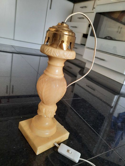 Pé de candeeiro em alabastro