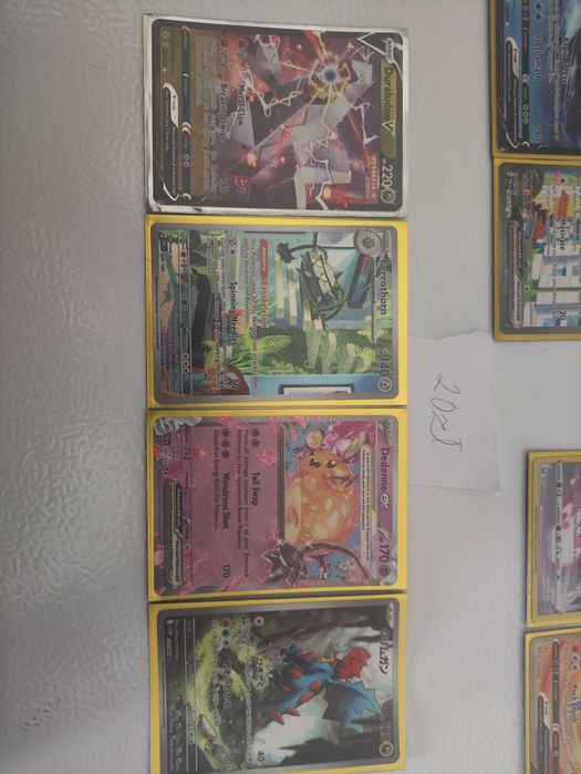 Karty pokemon w koszulkach