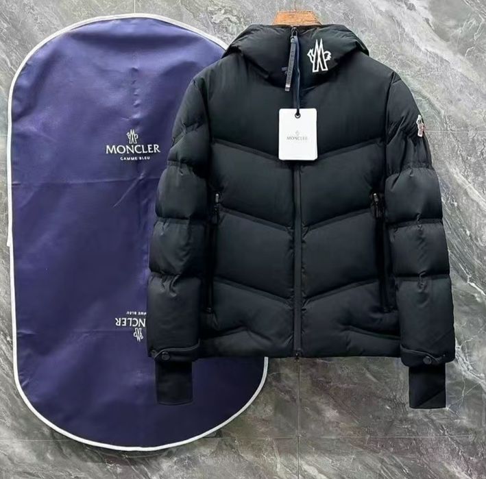 Зимова куртка Moncler розмір L