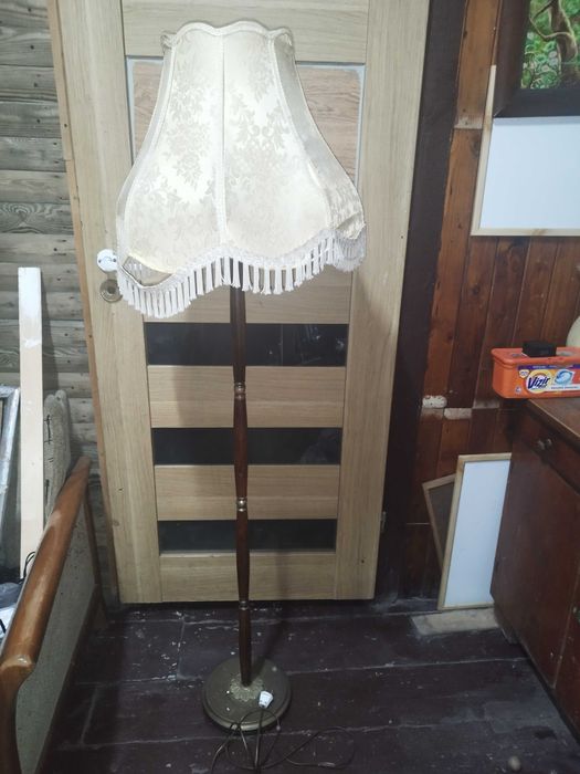 Lampa wonostojąca w stylu retro