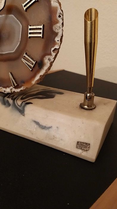 relógio com pedra e suporte para caneta