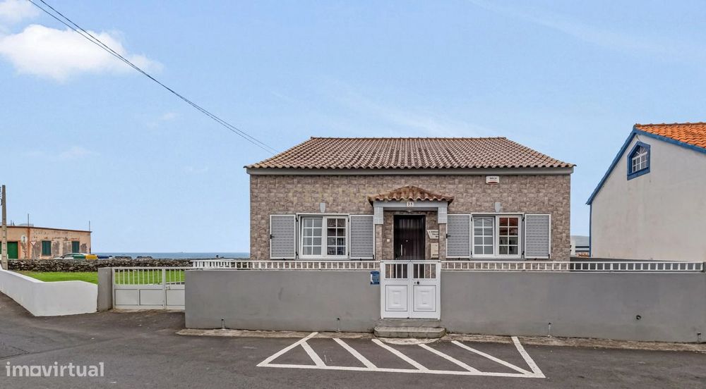 Moradia junto às Piscinas Naturais do Porto Judeu com garagem.