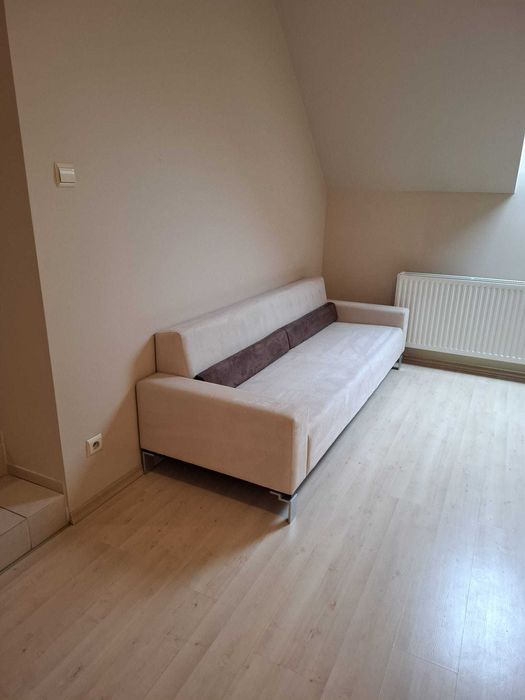 Niska sofa na nóżkach