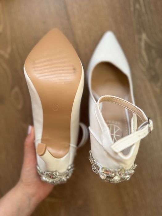 Весільні туфлі.