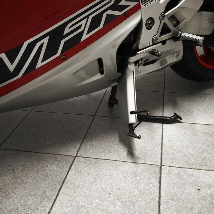 Proteção de Descanso Lateral - Honda VFR750F
