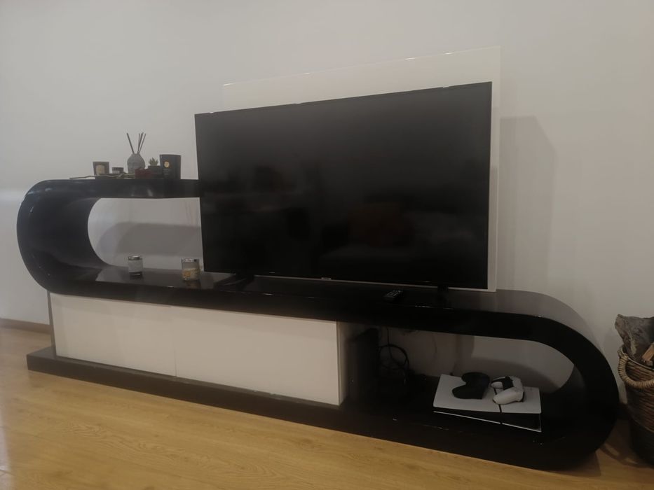 Móvel TV  em melamina lacado preto e branco, original em bom estado