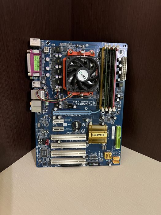 Материньська плата Gigabyte GA-M52L-S3P