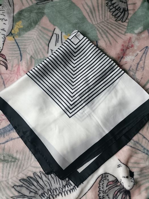 Chusta chustka apaszka satyna satynowa w paski paseczki nowa