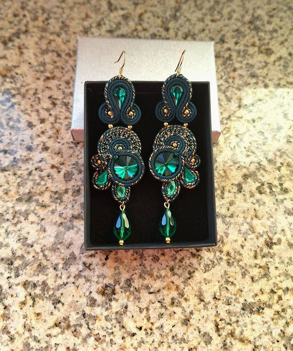 Śliczne eleganckie kolczyki sutasz butelkowa zieleń