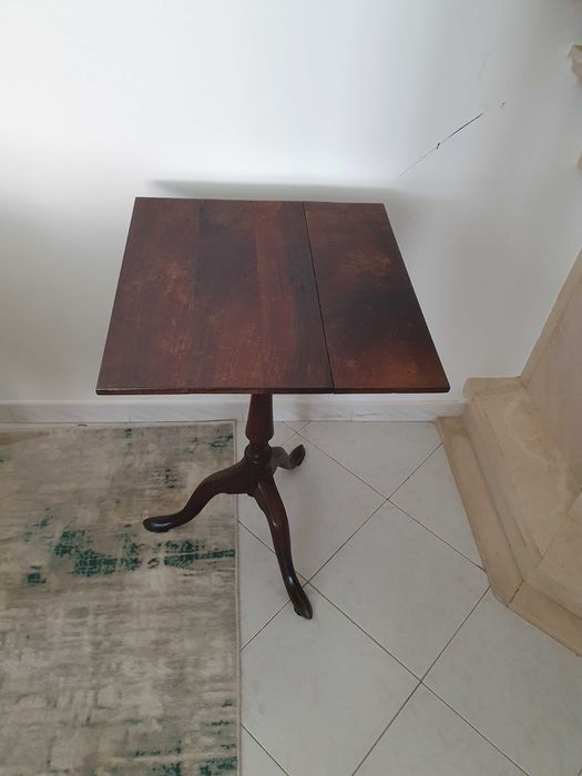 Mesa de madeira pé de galo