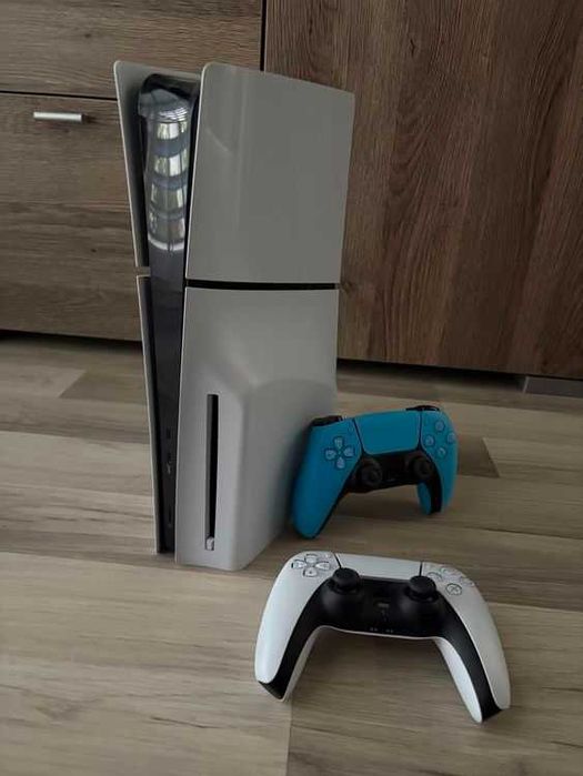 Konsola ps5 Slim z napędem oraz 2 kontrolerami, stan jak nowa.