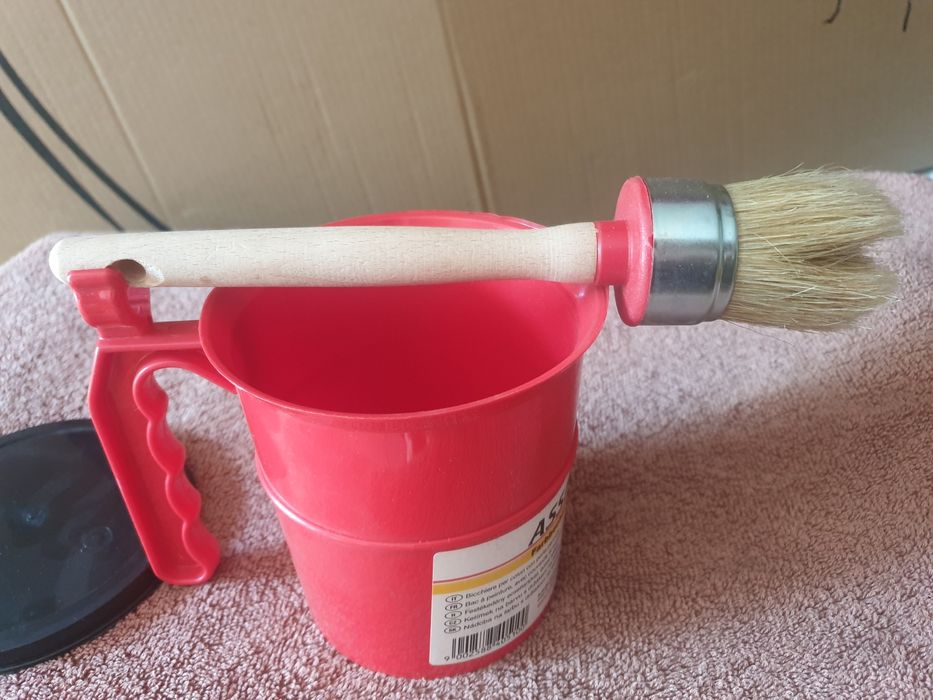 Kubek na farbę z pędzlem SCHULLER. pędzel farba.