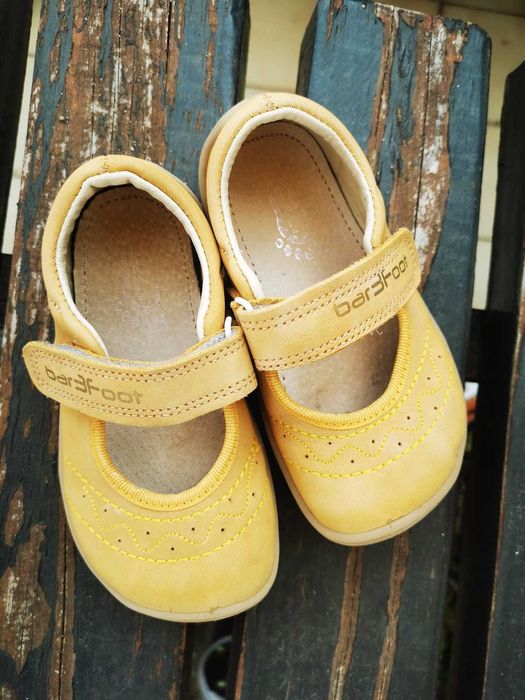 sapatos amarelos criança tamanho 25 bar3foot em caixa