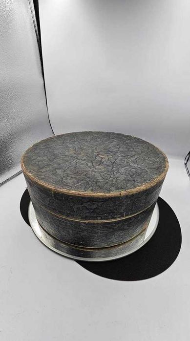 Przedwojenne pudełko na toczek,kapelusz