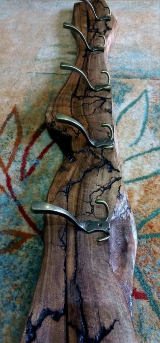 Wieszak drewniany z orzecha włoskiego