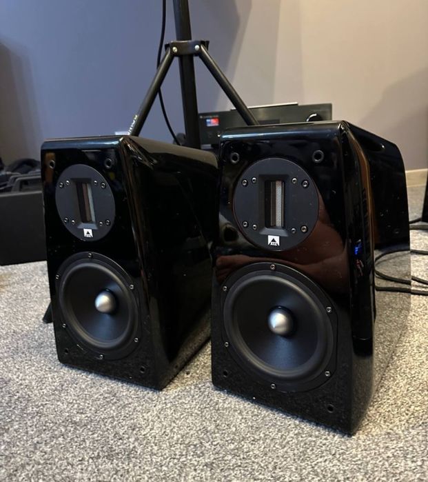 Kolumny podstawkowe XTZ Seas Exel - wzmacniacz  JVC  A X-1