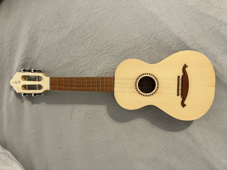 Cavaquinho pouquissimo usado.