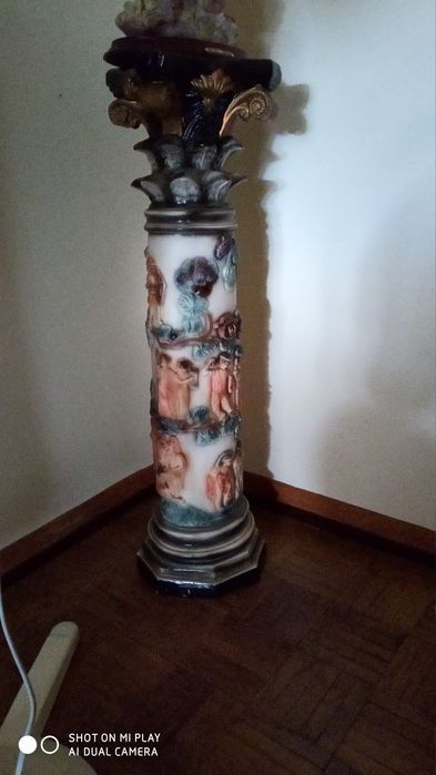 Coluna neoclássica em louça decorativa