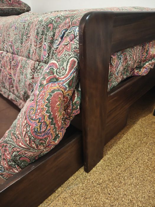 Cama de solteiro com cama auxiliar.