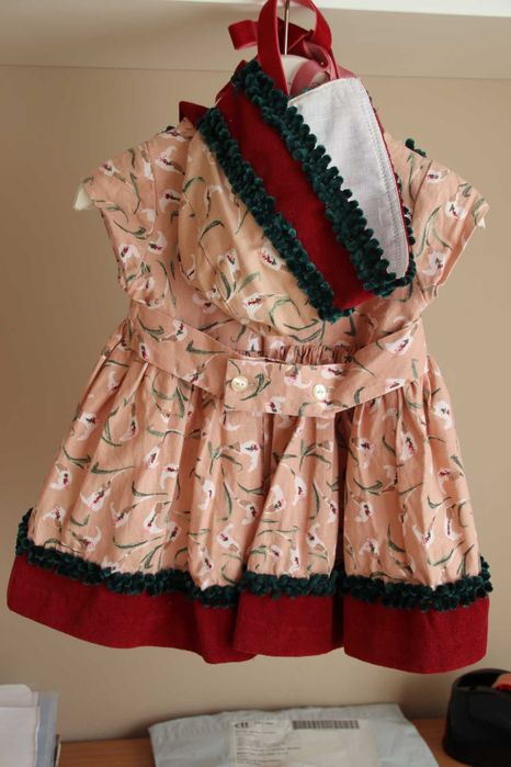 Vestido e touca, quinper, como novos, 12 meses. Portes incluidos.