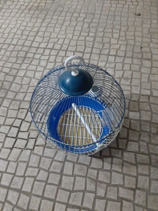 Gaiola para pássaro com comedouros