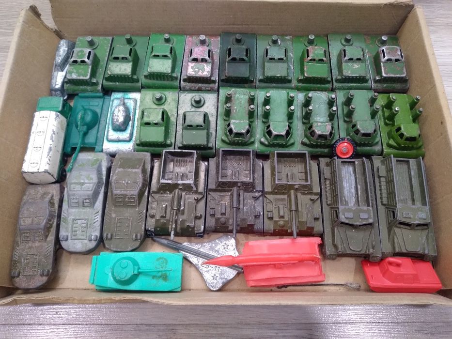 Продам модельки ссср, машинки и военную технику, коробочки, автолегенды!!!!