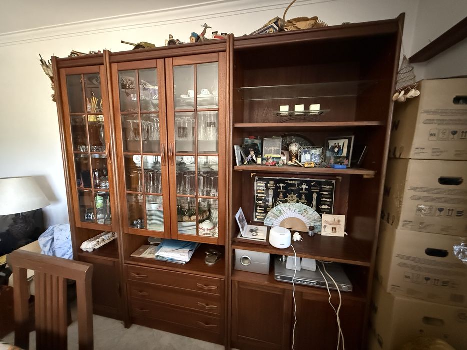 Armário Vitrine / Louceiro Clássico com Portas em Vidro