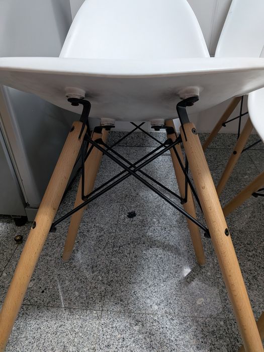 Cadeiras estilo nórdico brancas