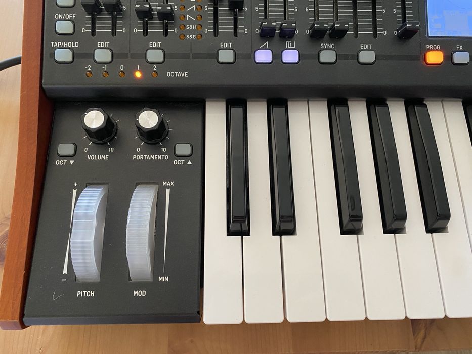 Behringer Deepmind 6
